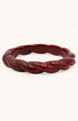 Burgundy twisted resin bangle, French design – Parisian elegance by Volange Paris.