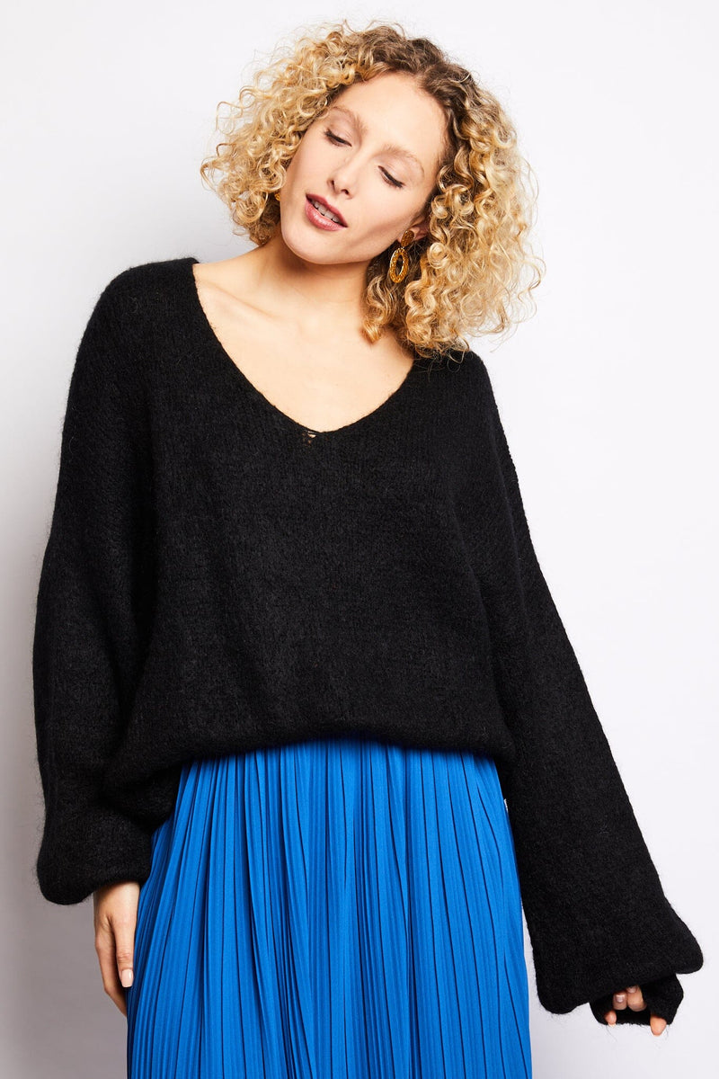 SOFT BLACK WOOLLEN JUMPER WITH V-NECK AND BELL SLEEVES