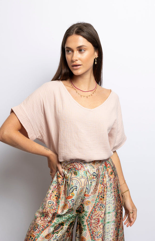 Blush double gauze cotton top with V-neck and cap sleeves – wardrobe essential French fashion by Volange Paris.