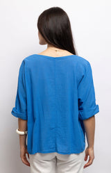 Cornflower blue linen cotton top with a relaxed oversized fit, soft boat neckline and rolled sleeves for effortless everyday style – Volange Paris, Parisian fashion in Sydney (Mosman, Paddington and Bronte) or Australia-wide online.
