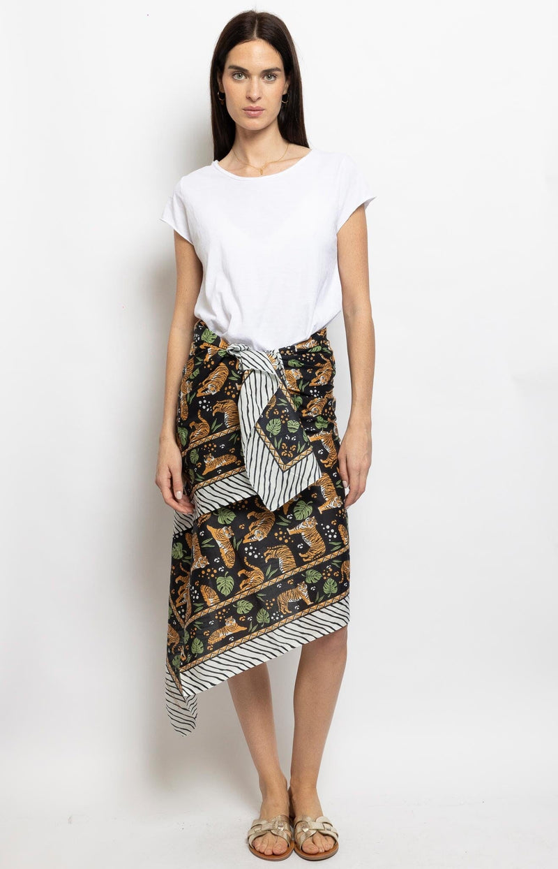 Lightweight cotton sarong with traditional Indian block print – Parisian elegance by Volange Paris.