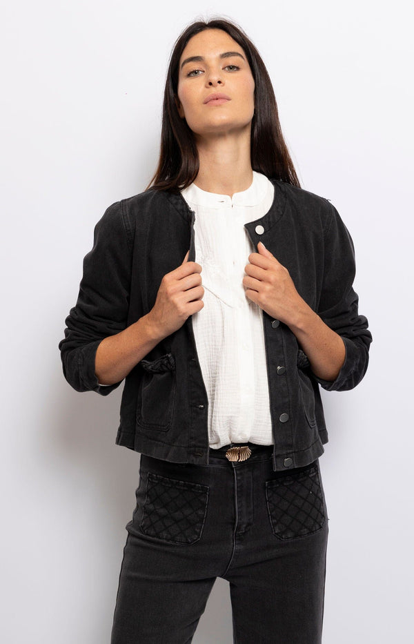 Black denim jacket with braided front pockets and round neckline, straight fit with snap button closure – Parisian style by Volange Paris.