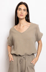 double gauze cotton top with V-neck and cap sleeves – wardrobe essential French fashion by Volange Paris.
