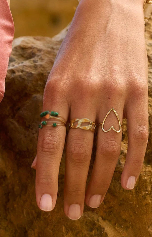 Gold heart ring with hammered texture and open design – French jewellery by Volange Paris.