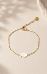 Delicate gold-tone bracelet with a mother-of-pearl fish charm and fine adjustable chain, water-resistant and non-tarnish – Volange Paris, Parisian fashion in Sydney (Mosman, Paddington and Bronte) or Australia-wide online.