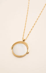 Gold-tone necklace with a luminous mother-of-pearl pendant and delicate textured chain, water-resistant and non-tarnish – Volange Paris, Parisian fashion in Sydney (Mosman, Paddington and Bronte) or Australia-wide online.