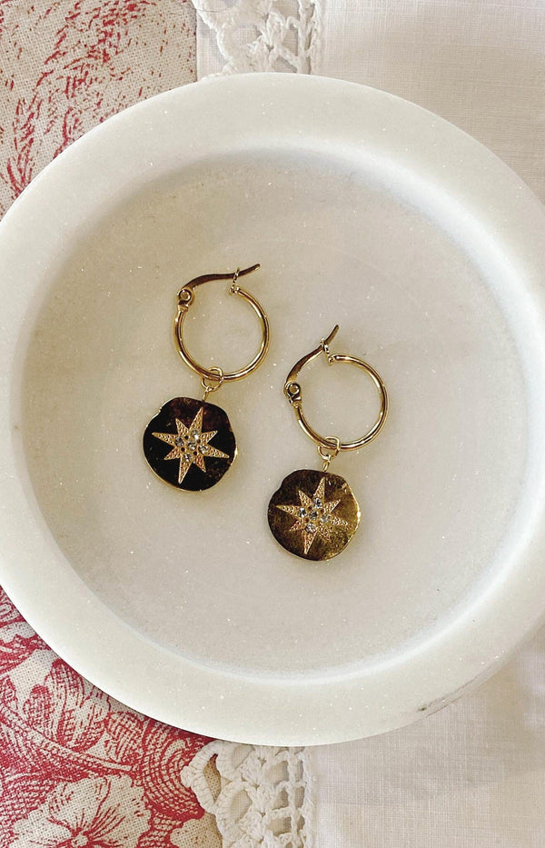 Gold-plated hoop earrings with hammered medallion and star motif – Elegant French jewellery design from Volange Paris