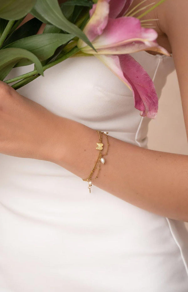 Gold bracelet with delicate angel wing pendant and fine chain – timeless French jewellery by Volange Paris.