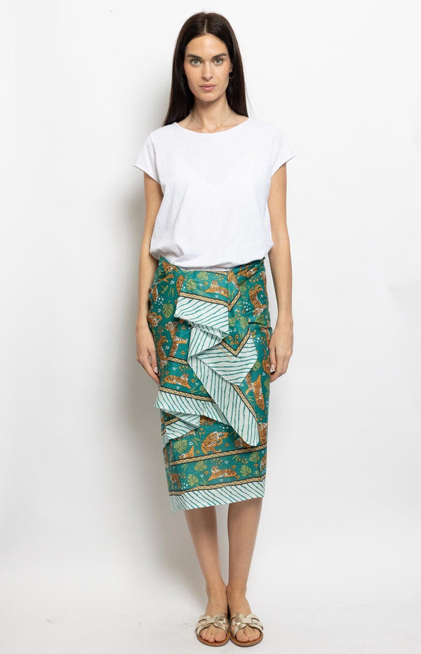 Lightweight cotton sarong with traditional Indian block print – Parisian elegance by Volange Paris.