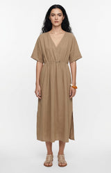 Effortlessly chic camel dress in 100% cotton with a flattering V-neck, elasticated waist and flowing silhouette. Discover Volange Paris, Parisian fashion in Sydney (Mosman, Paddington and Bronte) or Australia-wide online.