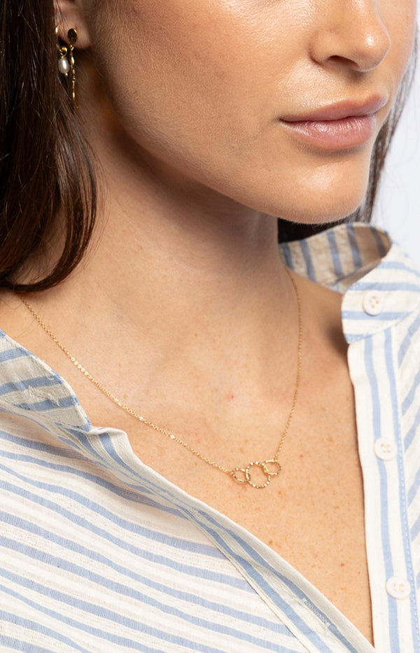Gold-tone necklace with three interlinked circles – Minimalist French jewellery from Volange Paris