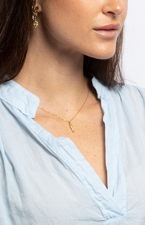 Delicate gold chain necklace with small pendant and adjustable length – Subtle shine from Volange Paris.