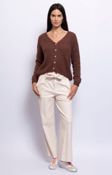 Off-white high-waisted wide-leg pants with a removable belt – refined and comfortable French fashion by Volange Women Style.