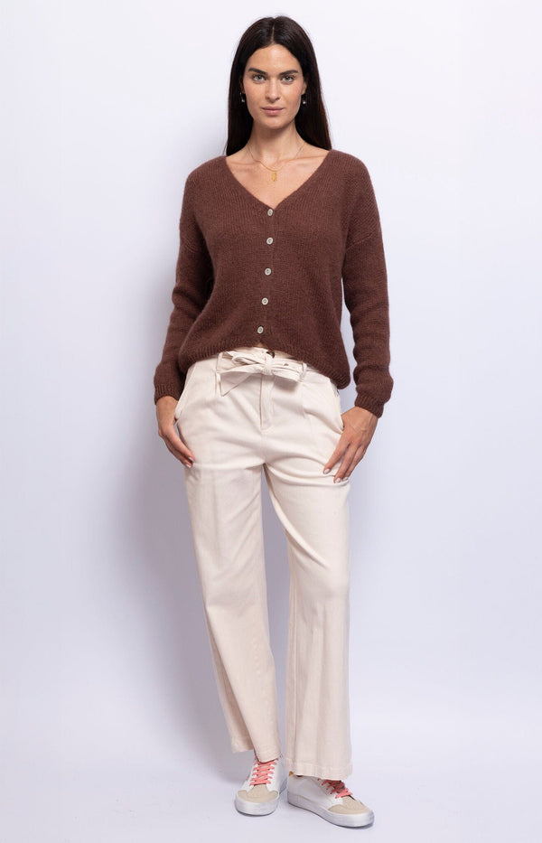 Off-white high-waisted wide-leg pants with a removable belt – refined and comfortable French fashion by Volange Women Style.