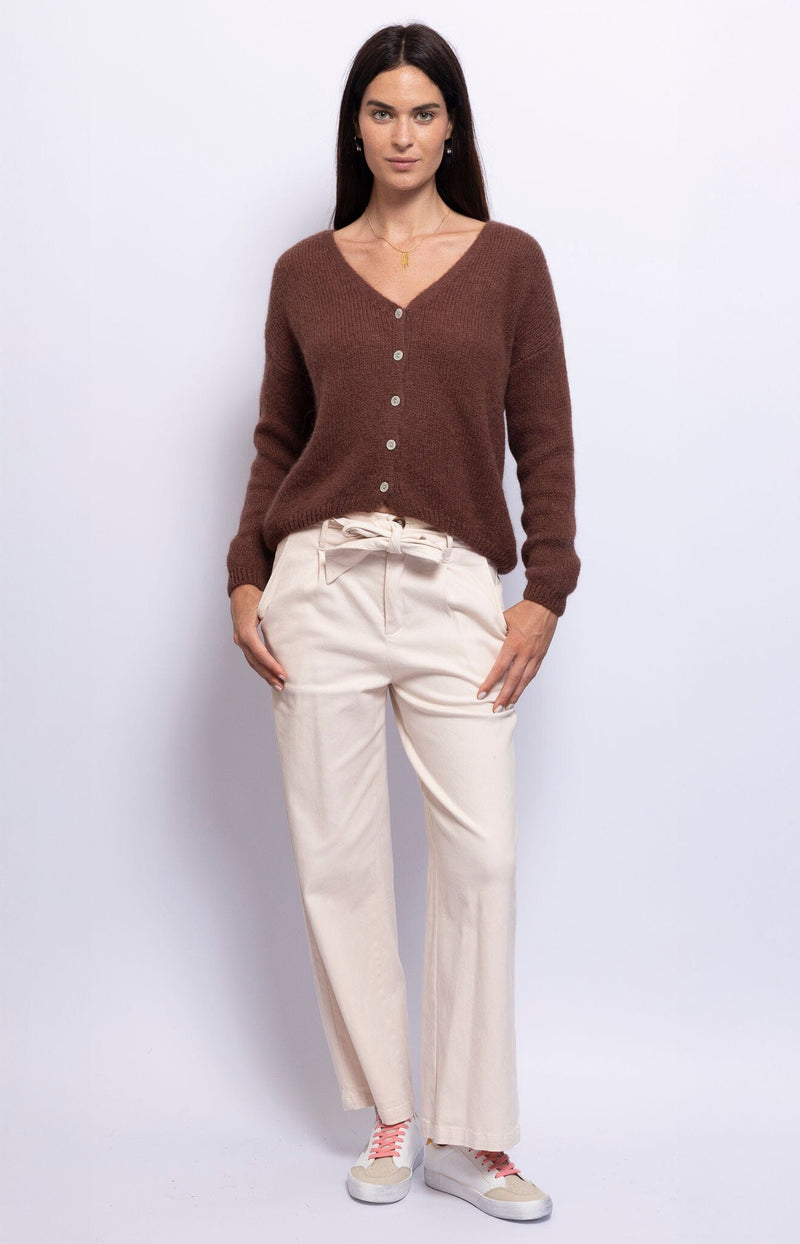Off-white high-waisted wide-leg pants with a removable belt – refined and comfortable French fashion by Volange Women Style.