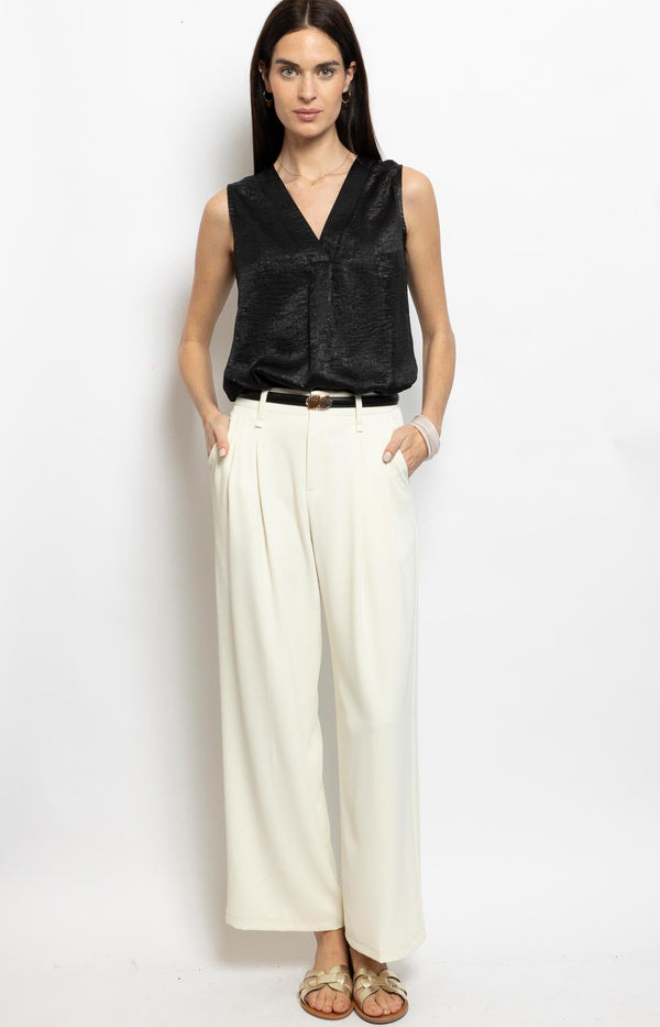 Black pleated wide-leg high-waist pants with full-length silhouette – Wardrobe essential French fashion by Volange Paris.