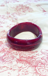 Glossy marbled red resin bangle bracelet – French accessory style from Volange Paris