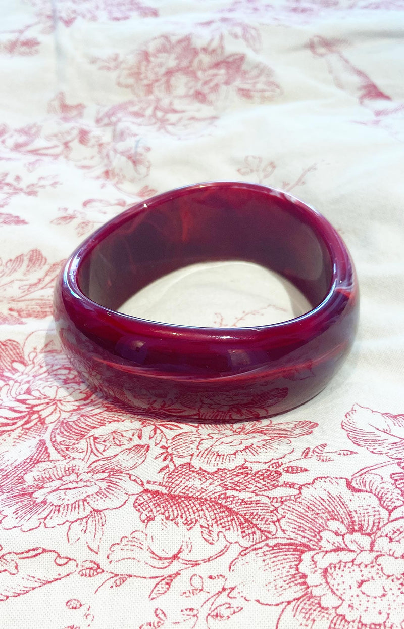 Glossy marbled red resin bangle bracelet – French accessory style from Volange Paris