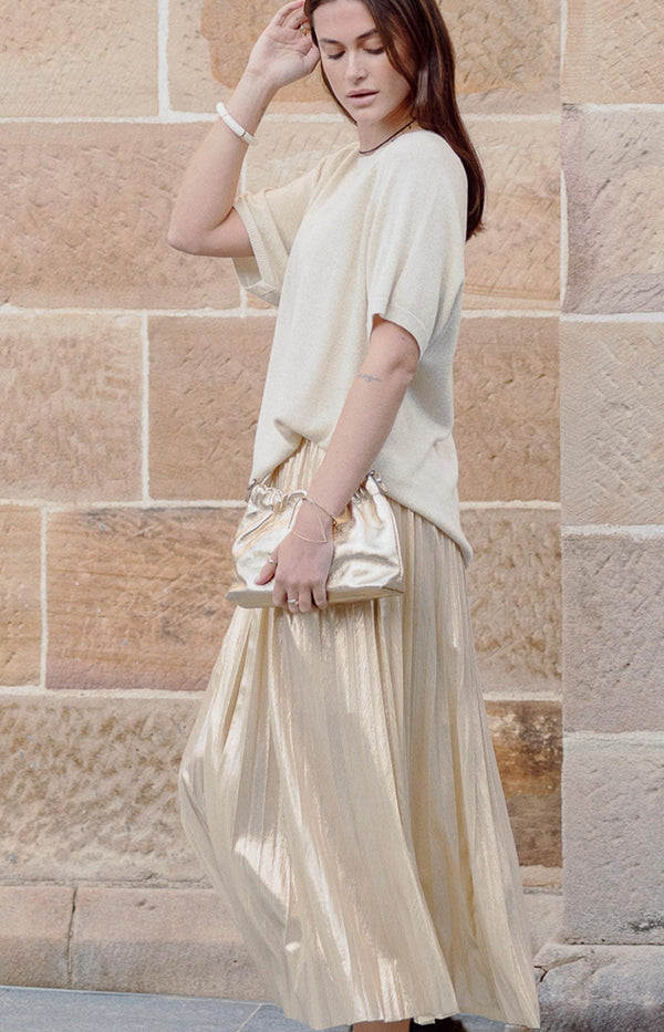 Gold pleated midi skirt with elastic waist and flowing design – Shimmering style from Volange Paris